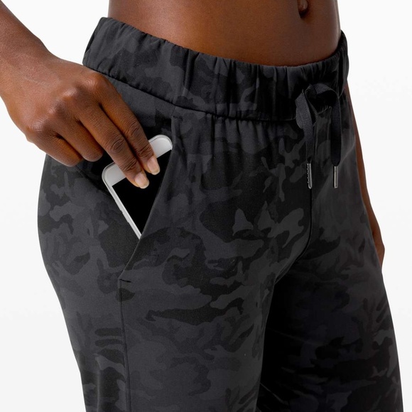 Lululemon - On The Fly 7/8 Pant, 27", Size 6, Incognito Camo Multi Grey - Picture 4 of 7